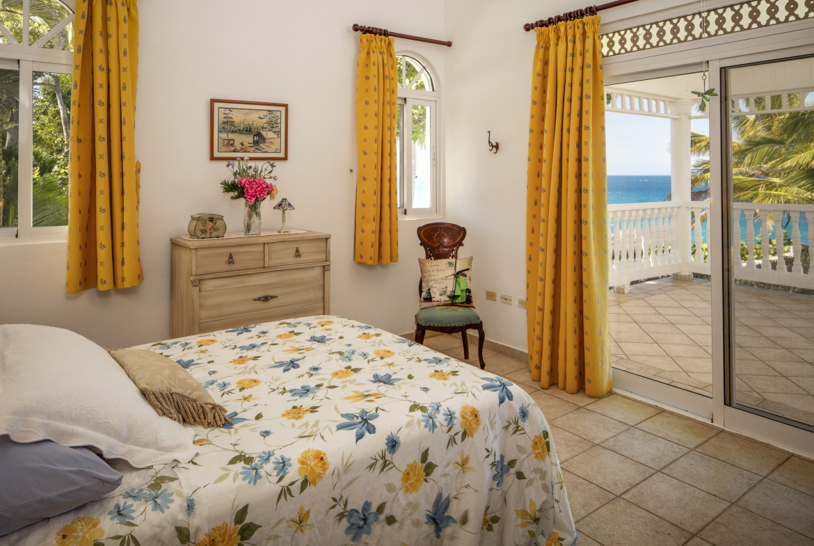 Oceanfront Villa Bedroom with walkout