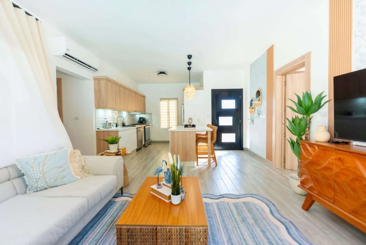 Villa Capri Casa Linda: Open-plan living area with modern kitchen and comfortable sofa.