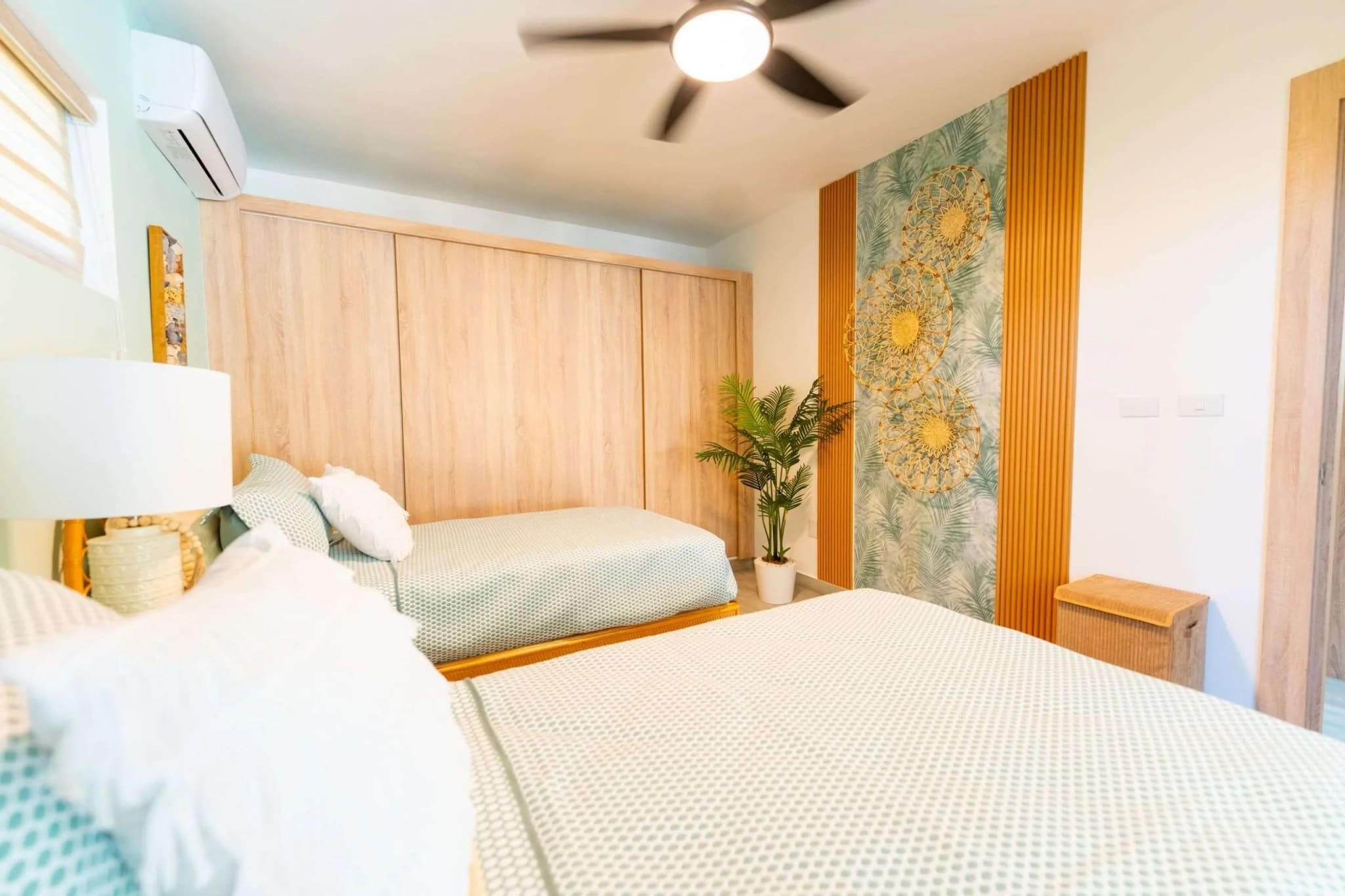 Villa Capri Casa Linda: 2BR new construction villa bedroom with twin beds.
