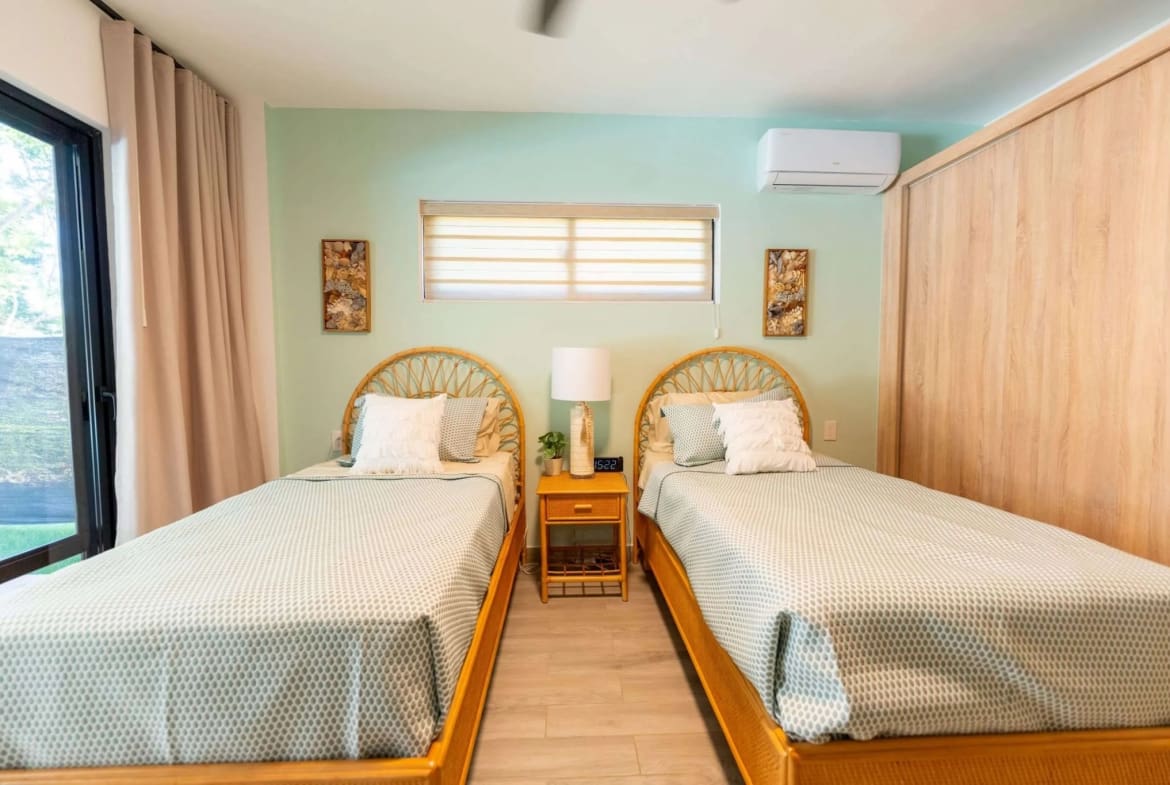 Villa Capri Casa Linda: 2BR new construction villa bedroom with two twin beds