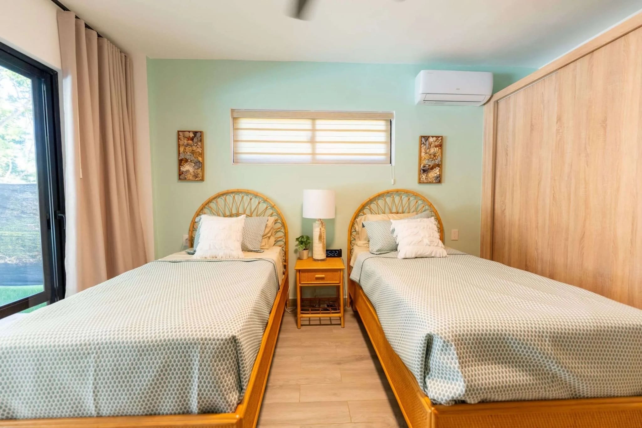 Villa Capri Casa Linda: 2BR new construction villa bedroom with two twin beds