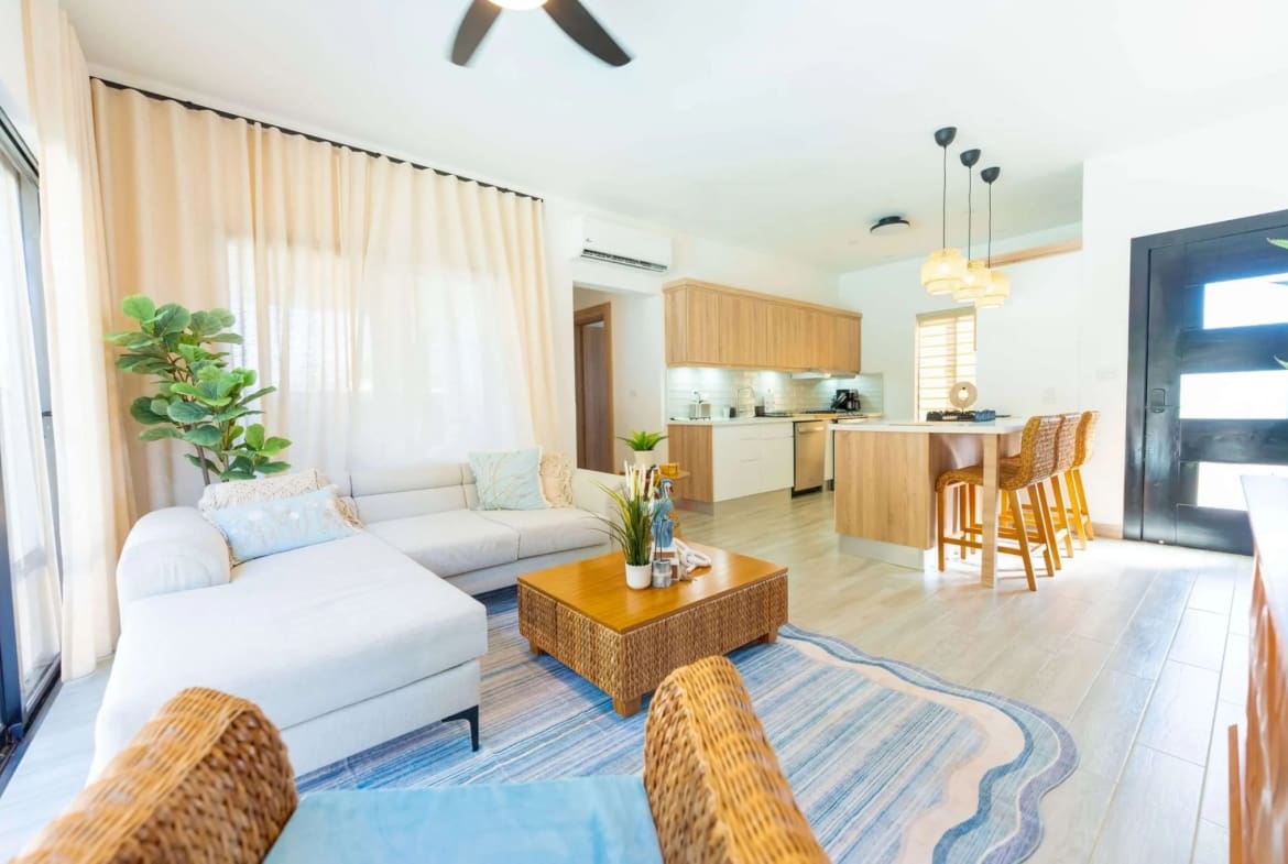 Villa Capri Casa Linda: modern 2BR new construction villa living area
