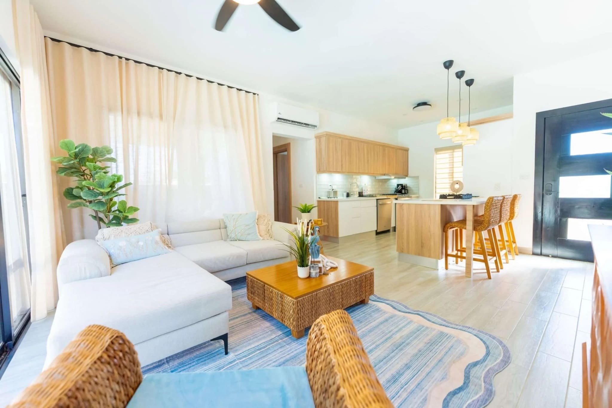 Villa Capri Casa Linda: modern 2BR new construction villa living area