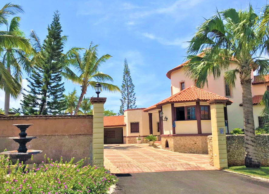 View of the entrance to the 5 Bedroom Villa in Lomas Mironas