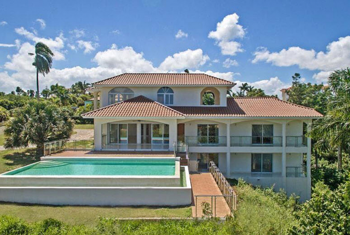 Side view of the Villa and Pool