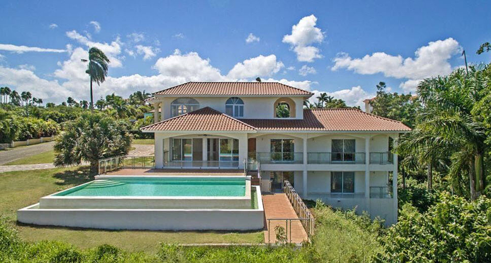 Side view of the Villa and Pool