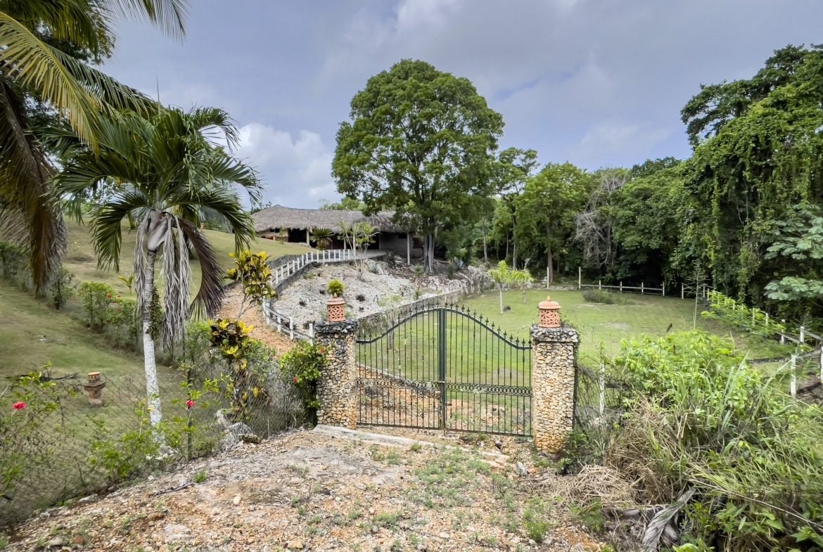 Large building lot with existing stables in La Mulata, Sosúa
