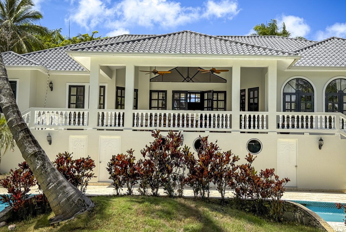 buyDRproperty Luxury villa in a tropical setting with a balcony, pool and palm trees. Sosua Real Estate