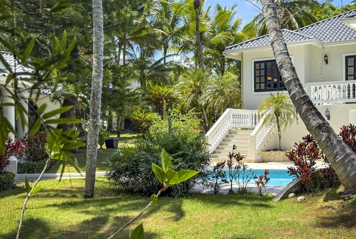 buyDRproperty Luxury villa with pool surrounded by palm trees on a tropical vacation. Sosua Real Estate