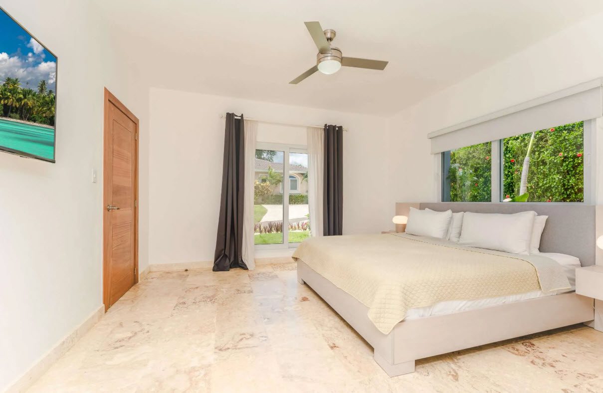 buyDRproperty large bedroom with kingsize bed