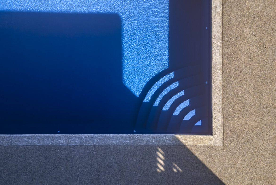 buyDRproperty Aerial view of a modern blue swimming pool with steps, adjacent to the 3 Bedroom Villa in La Mulata. Sosua Real Estate