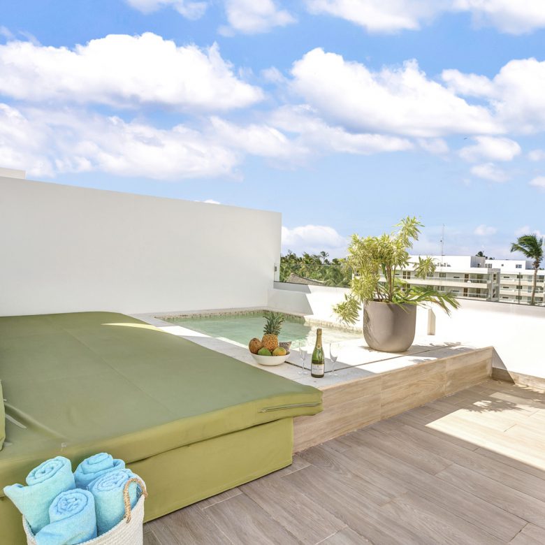 buyDRproperty Rooftop terrace with a plunge pool, lounge seating, and tropical fruit, perfect for a relaxing vacation. Sosua Real Estate