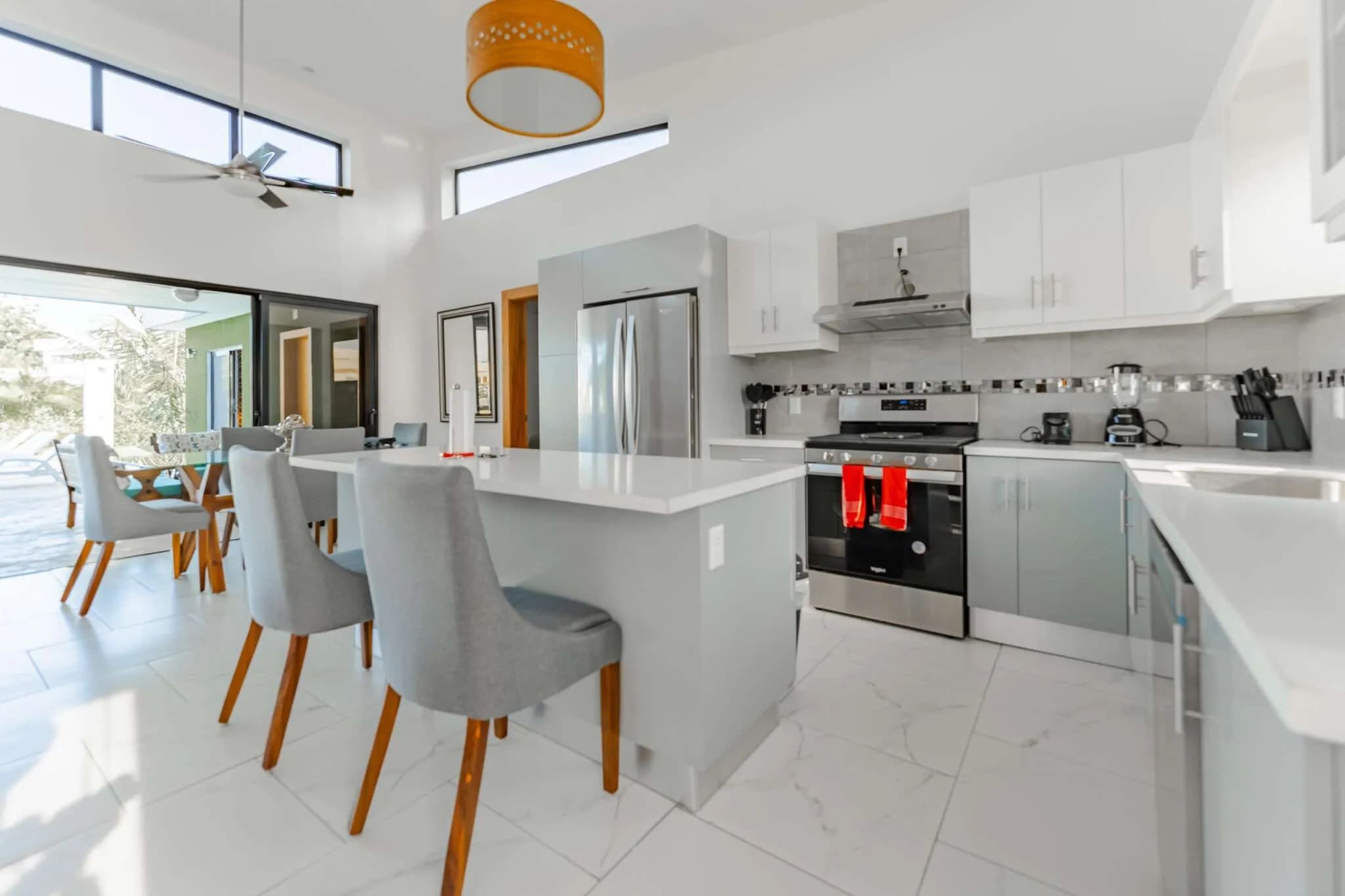 Modern 3BR Villa Sunseeker kitchen and dining area in Casa Linda