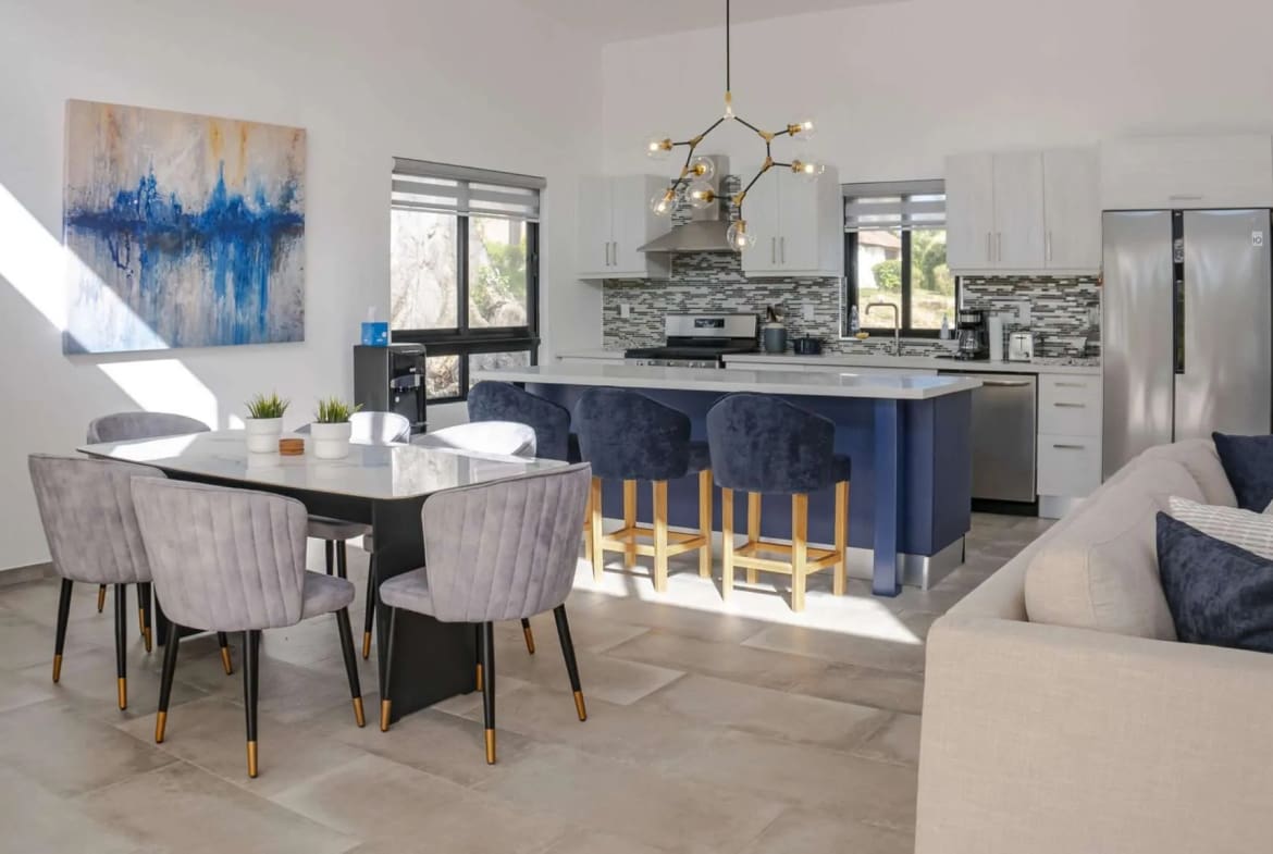 Villa Sunseeker Casa Linda: open-plan living, dining, and kitchen area