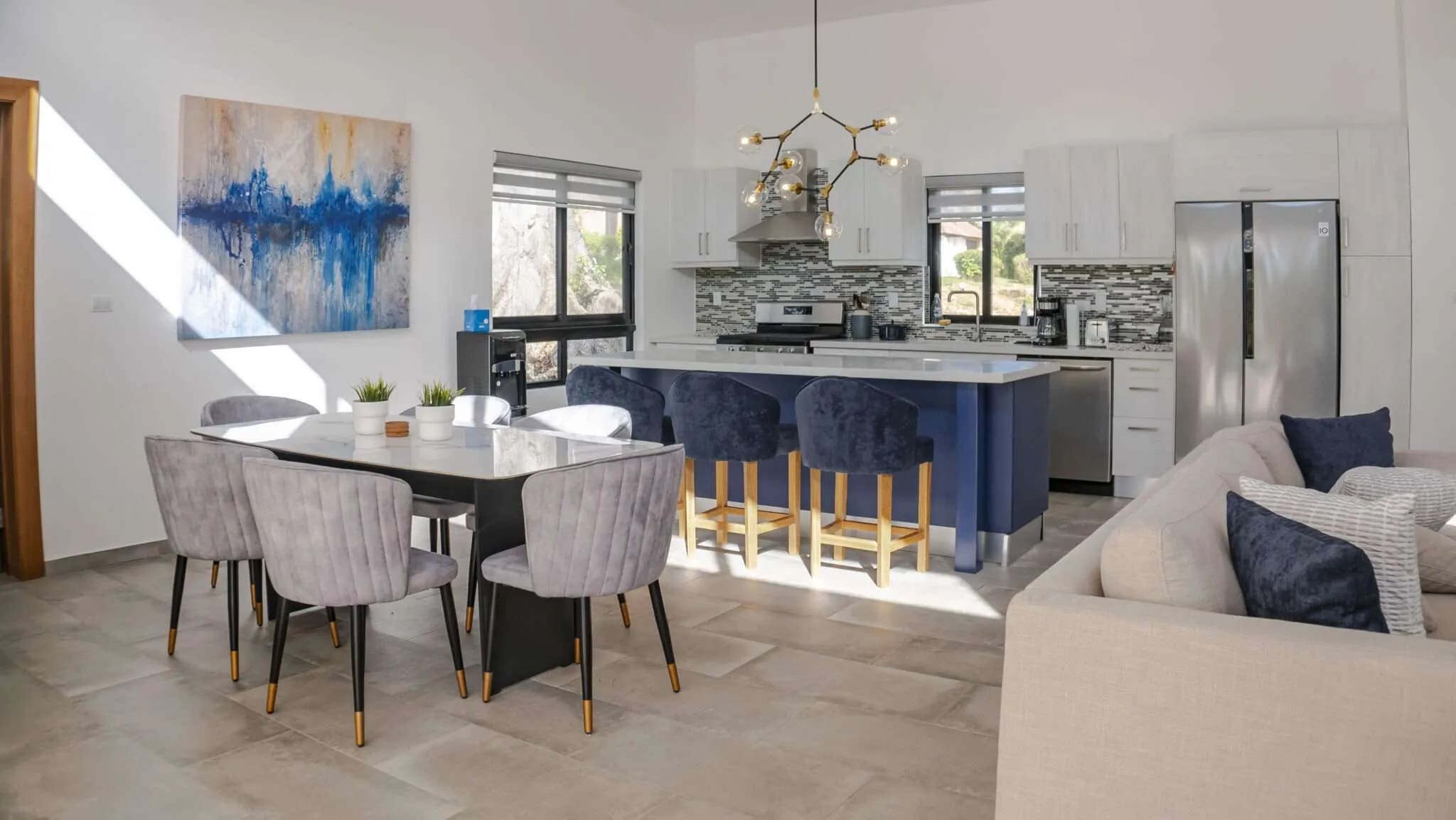 Villa Sunseeker Casa Linda: open-plan living, dining, and kitchen area