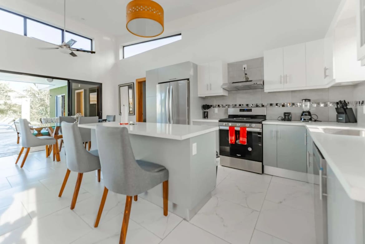 4 bedroom Villa Sunseeker Casa Linda kitchen and dining area
