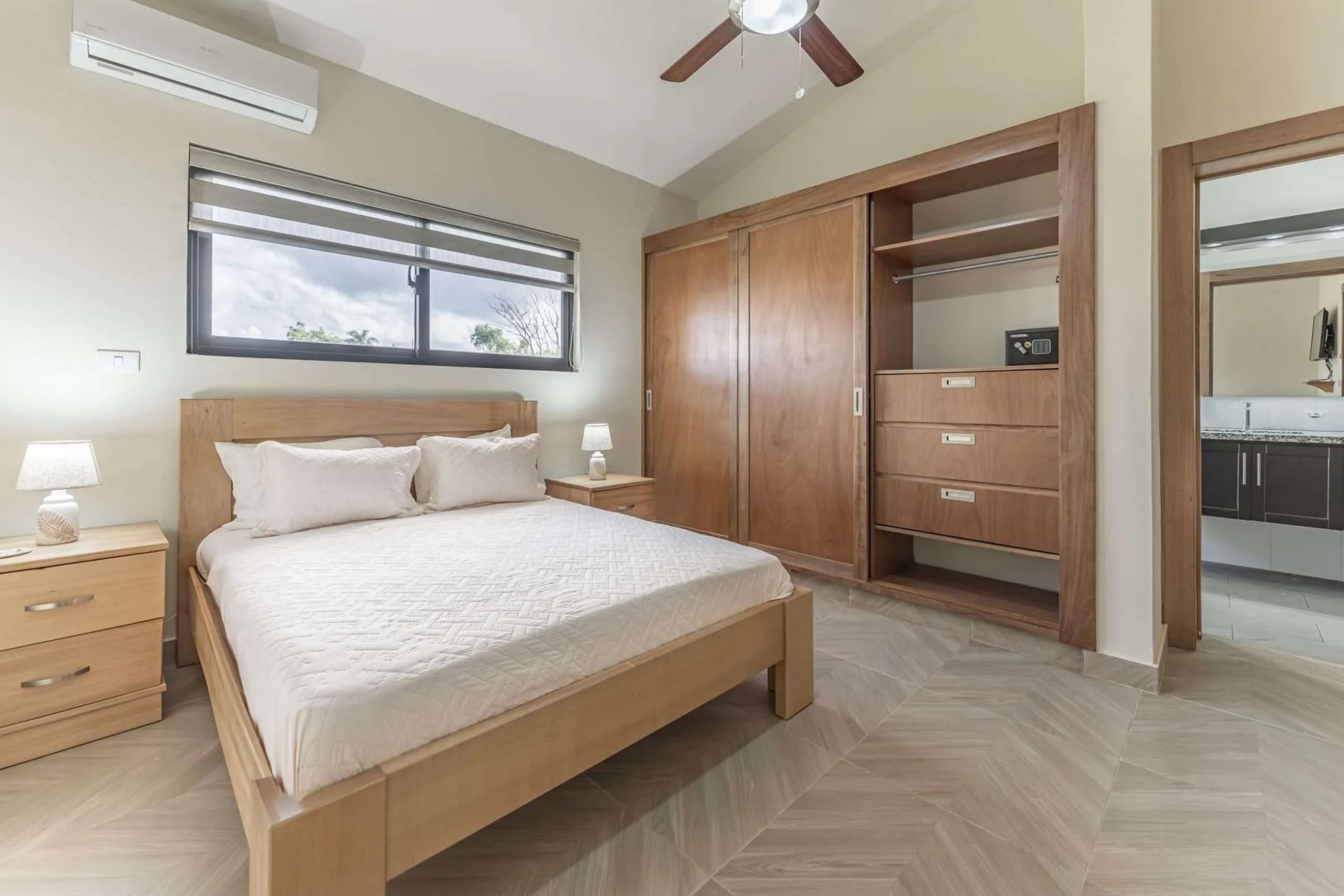 Villa Sunseeker bedroom: Queen bed, wooden closet, and safe in Casa Linda.