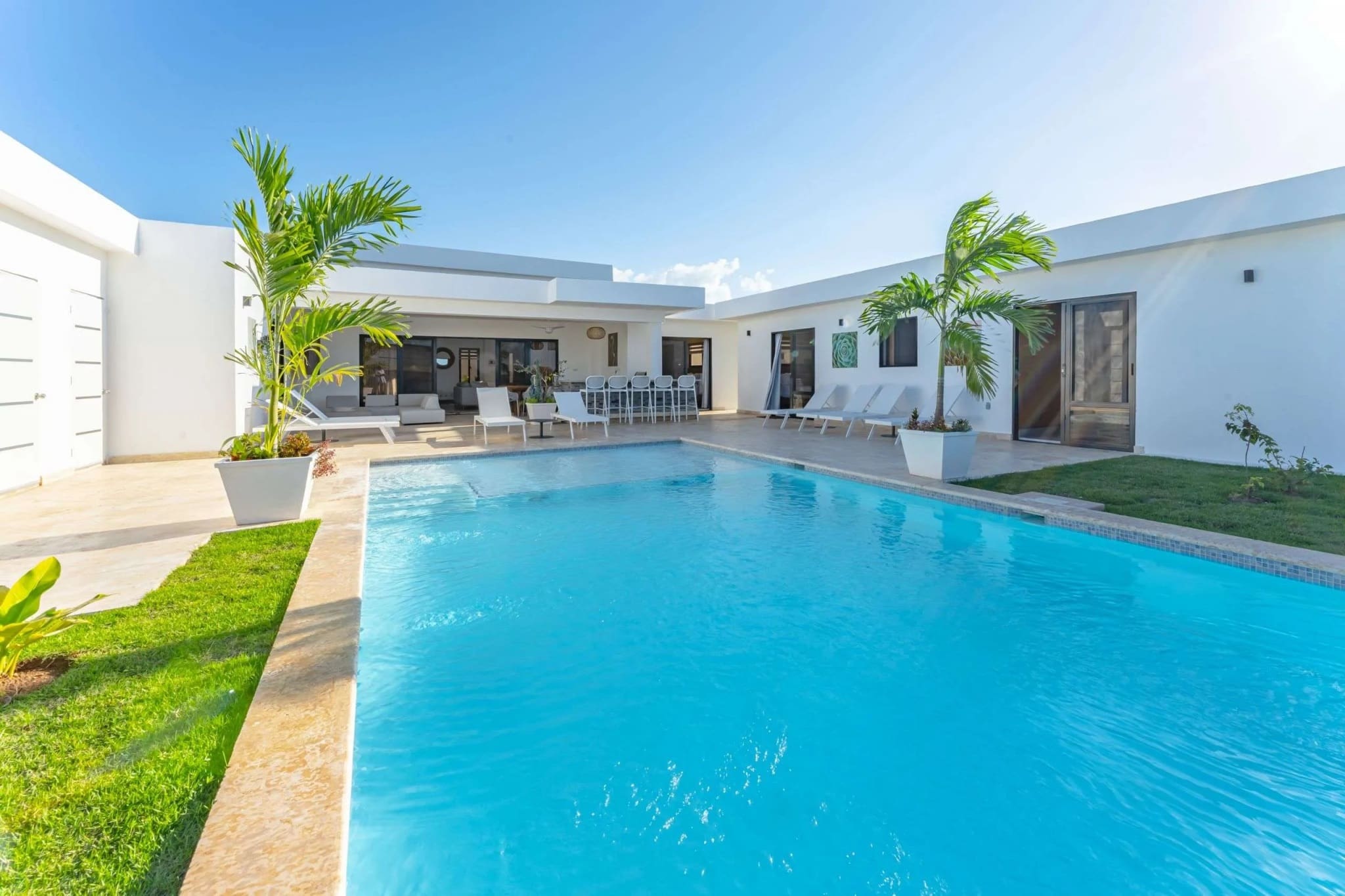 Villa Sunseeker Casa Linda: 4-5BR luxury villa with pool, bar, and lounge area.